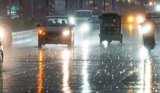 لاہور میں رات گئے بارش اور ژالہ باری، خنکی مزید بڑھ گئی