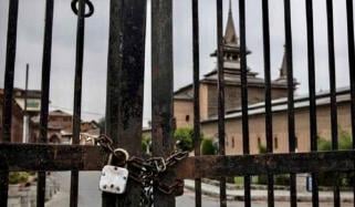 مقبوضہ کشمیر: قابض بھارتی انتظامیہ نے مسلسل 8 ویں برس کشمیریوں کو سری نگر کی جامع مسجد میں نمازِ عید ادا کرنے نہیں دی