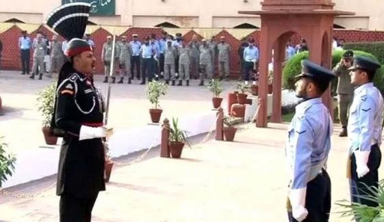 یومِ پاکستان کے موقع پر مزارِ اقبال پر گارڈز تبدیلی کی تقریب