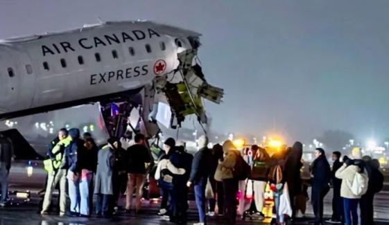 نیویارک ایئرپورٹ پر مسافر طیارہ اور ٹرک کی ٹکر، 4 افراد زخمی