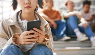 نوجوانوں میں خوشی کی سطح میں کمی، وجہ سوشل میڈیا: ورلڈ ہیپی نیس رپورٹ