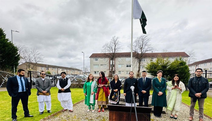 اسکاٹ لینڈ میں یوم پاکستان کی پر وقار تقریب، قونصل جنرل رانا ثمر نے قومی پرچم لہرایا