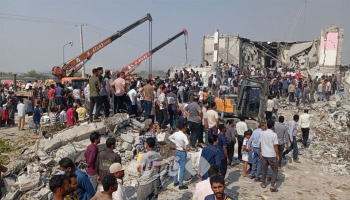 میناب ایران میں اسکول پر حملے کے فوری بعد کا ایک منظر(تصویر سوشل میڈیا)۔