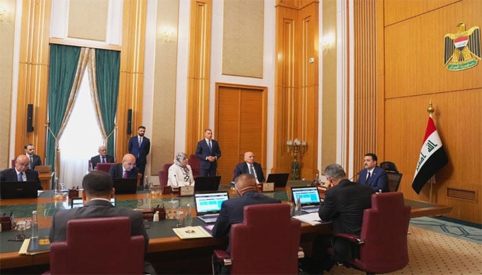 عراقی وزیراعظم شیاع السوڈانی فوجی یونٹس پر حملے کے بعد گزشتہ روز بغداد میں ایک ہنگامی اجلاس کی صدارت کرر ہے ہیں(تصویر سوشل میڈیا)