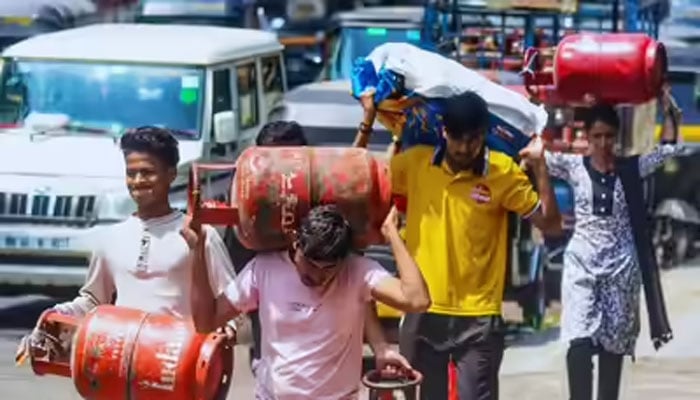 بھارت میں گیس اور پیٹرول کا بحران، عوام لکڑی اور کوئلہ جلانے پر مجبور