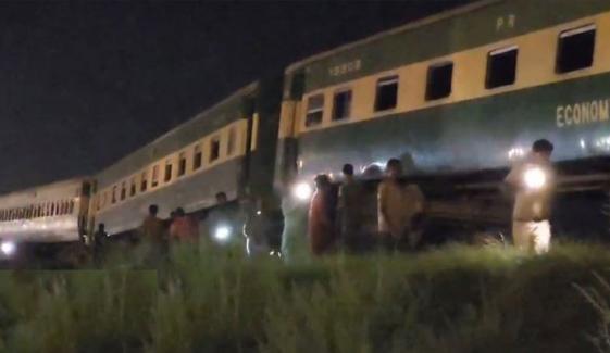 لودھراں: تیزگام ایکسپریس کی 4 بوگیاں پٹری سے اتر گئیں