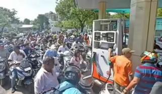 بھارت میں گیس اور پٹرول کا بحران، عوام لکڑی اور کوئلہ جلانے پر مجبور