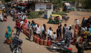 بھارت میں گیس اور پٹرول کا بحران، عوام لکڑی اور کوئلہ جلانے پر مجبور