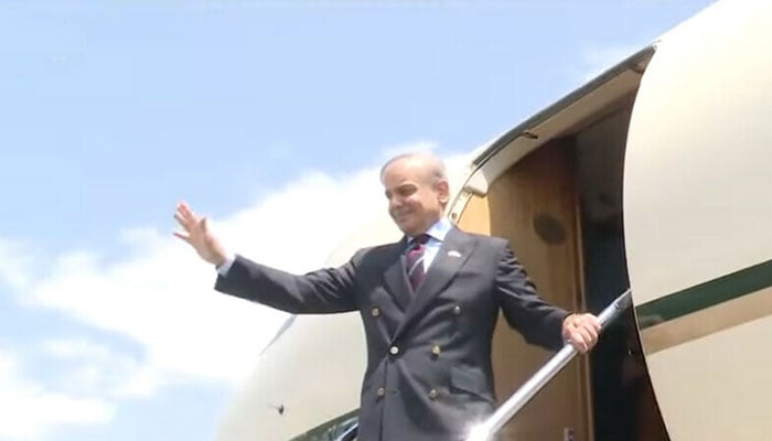 وزیراعظم شہباز شریف ایک روزہ دورے پر کراچی پہنچ گئے