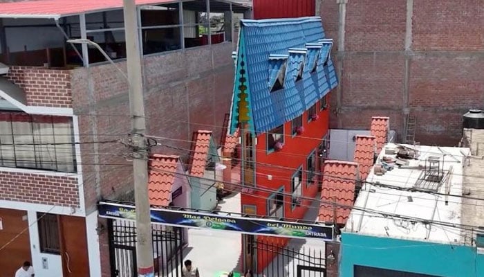 پیرو میں صرف 63 سینٹی میٹر چوڑے گھر کا ایک بیرونی منظر(تصویر سوشل میڈیا)۔