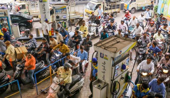 ایندھن بحران: بھارت میں پیٹرول پمپس پر پولیس تعینات