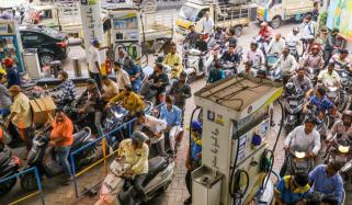 ایندھن بحران: بھارت میں پیٹرول پمپس پر پولیس تعینات