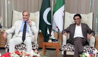 دورہ کراچی پر آئے وزیراعظم سے ایم کیو ایم وفد کی ملاقات، کامران ٹیسوری اور نہال ہاشمی بھی موجود