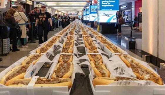 امریکی ایئر پورٹ پر چیز اسٹیک سینڈوچز کی طویل ترین قطار