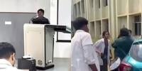  طالبہ کو پروپوز کرنے پر پروفیسر کی پٹائی لگ گئی