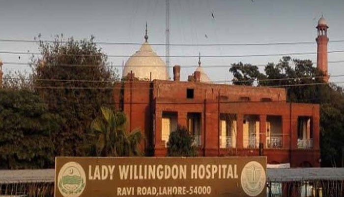 لاہور: سی سیکشنز کی فوٹیج بنانے کا معاملہ، 4 ڈاکٹرز کی پوسٹ گریجویٹ ٹریننگ معطل