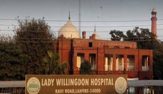 لاہور: سی سیکشنز کی فوٹیج بنانے کا معاملہ، 4 ڈاکٹرز کی پوسٹ گریجویٹ ٹریننگ معطل