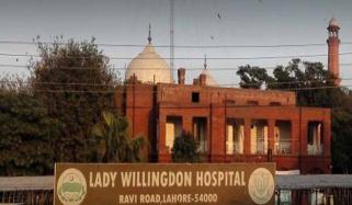 لاہور: سی سیکشنز کی فوٹیج بنانے کا معاملہ، 4 ڈاکٹرز کی پوسٹ گریجویٹ ٹریننگ معطل