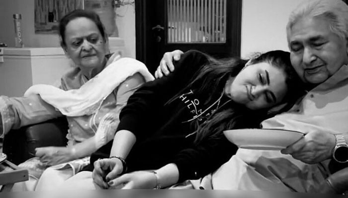 مایا خان کے بابا جان انتقال کر گئے مایا خان کے بابا جان انتقال کر گئے