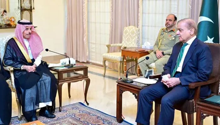 سعودی وزیر خارجہ کی وزیراعظم شہباز شریف سے ملاقات، خطے کی صورتحال پر تبادلہ