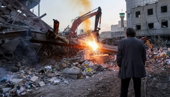 Iran threatens forces waiting for US ground troops amid rising conflict