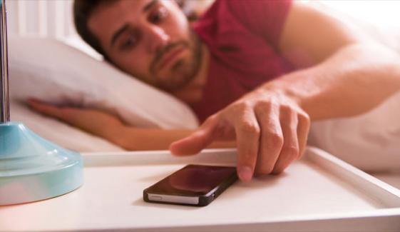جاگتے ہی موبائل فون کا استعمال دماغی صحت کیلئے کیسا ہے؟