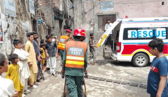 لاہور: بارش کے باعث بادامی باغ میں مکان کی چھت گرنے سے 2 افراد جاں بحق