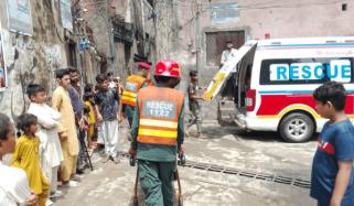 لاہور: بارش کے باعث بادامی باغ میں مکان کی چھت گرنے سے 2 افراد جاں بحق