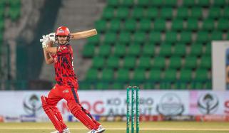 کراچی کنگز نے دلچسپ مقابلے کے بعد لاہور قلندرز کو 4 وکٹ سے ہرا دیا