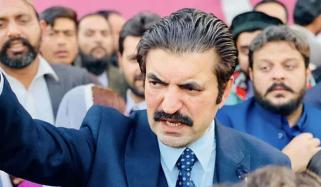 بہنوں کی وجہ سے بانی پی ٹی آئی جیل سے باہر نہیں آسکے، شیر افضل مروت