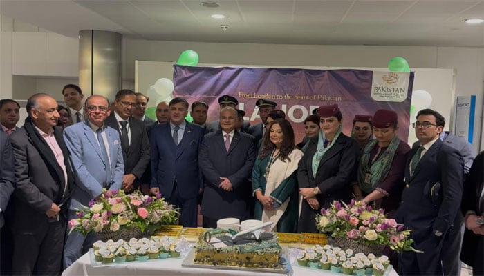 6 برس بعد قومی ایئرلائن کی پہلی پرواز ہیتھرو ائیرپورٹ پہنچنے پر پاکستانیوں کا خیر مقدم