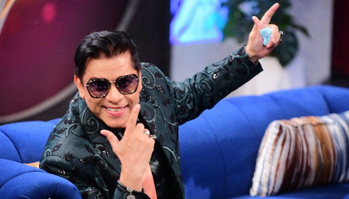 حسن جہانگیر کے ’ہوا ہوا‘ کے 40 برس کی کہانی، ساتھی فنکاروں نے جشن منایا، کیک کاٹا