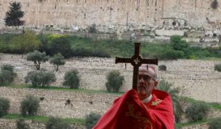 یروشلم میں پام سنڈے پر کشیدگی: اسرائیلی پولیس نے کیتھولک کارڈینل کو چرچ میں داخلے سے روک دیا