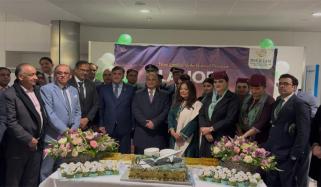 6 برس بعد قومی ایئرلائن کی پہلی پرواز ہیتھرو ائیرپورٹ پہنچنے پر پاکستانیوں کا خیر مقدم