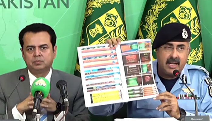 آئی جی اسلام آباد علی ناصر رضوی طلال چوہدری کے ہمراہ پریس کانفرنس میں تفصیلات بتا رہے ہیں - فوٹو: اسکرین گریب