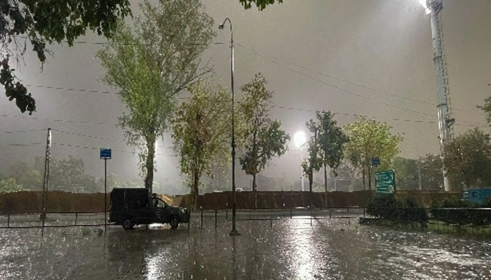 لاہور میں کالے بادلوں نے شام کردی، بارش سے موسم خوش گوار، بجلی نظام درہم برہم