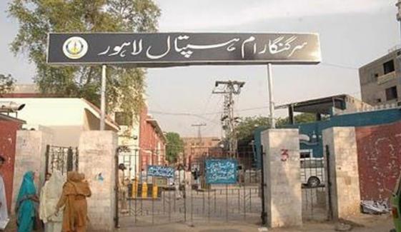 گنگا رام اسپتال لاہور کے بلڈ بینک میں سیکیورٹی گارڈ کے خون کے نمونے لینے کی ویڈیو