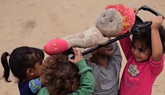 غزہ میں بچوں کے کھیل کی ویڈیو نے دنیا بھر کے دلوں کو ہلا کر رکھ دیا