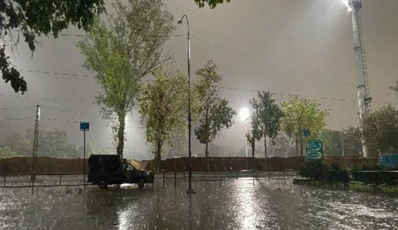 لاہور میں کالے بادلوں نے شام کردی، بارش سے موسم خوش گوار، بجلی نظام درہم برہم