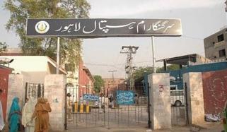 گنگا رام اسپتال لاہور کے بلڈ بینک میں سیکیورٹی گارڈ کے خون کے نمونے لینے کی ویڈیو 