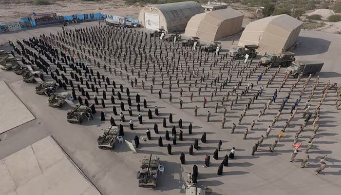 آئی آر جی سی کے اراکین کی مشق کا منظر— فائل فوٹو