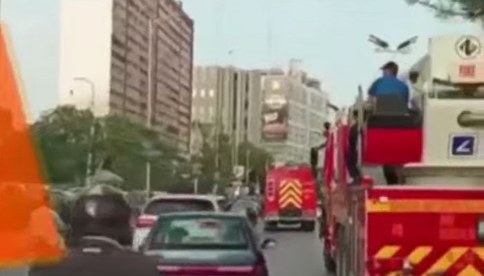 کراچی: شارع فیصل پر عمارت میں آگ لگ گئی، قابو پانے کی کوششیں جاری