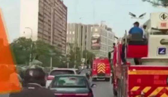 کراچی: شارع فیصل پر عمارت میں آگ لگ گئی، قابو پانے کی کوششیں جاری