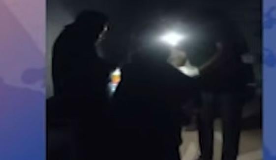 لاہور: سروسز اسپتال کے آپریشن تھیٹر میں موبائل فون کی روشنی میں سرجری کی ویڈیو سامنے آگئی