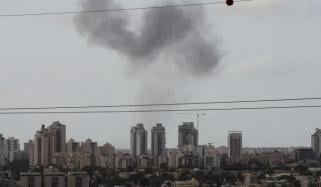 ایران کے تازہ حملے: اسرائیل میں 14 افراد زخمی، خلیج میں آئل ٹینکر و ایئر پورٹ نشانہ