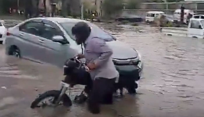 کراچی میں بارش، سڑکیں تالاب بن گئیں، ٹریفک کی روانی متاثر