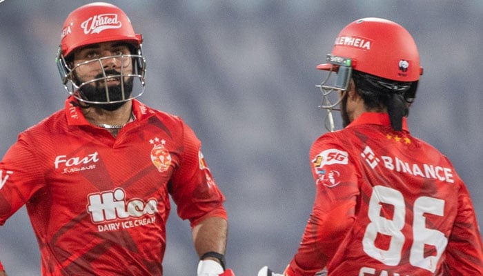 شاداب خان کو آل راؤنڈ پرفارمنس پر میچ کا بہترین کھلاڑی قرار دیا گیا۔ - فوٹو بشکریہ پی ایس ایل / ایکس