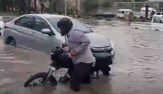 کراچی میں بارش، سڑکیں تالاب بن گئیں، ٹریفک کی روانی متاثر