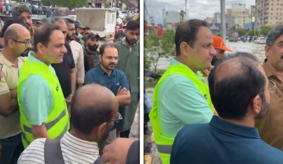 میئر کراچی کا مختلف علاقوں کا دورہ، شاہراہ فیصل پر پانی جمع ہونے کا نوٹس بھی لے لیا
