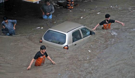 شاہراہِ فیصل پر نرسری فرنیچر مارکیٹ بھی بارش کے پانی میں ڈوب گئی، موٹر سائیکل نالے میں گر گئی